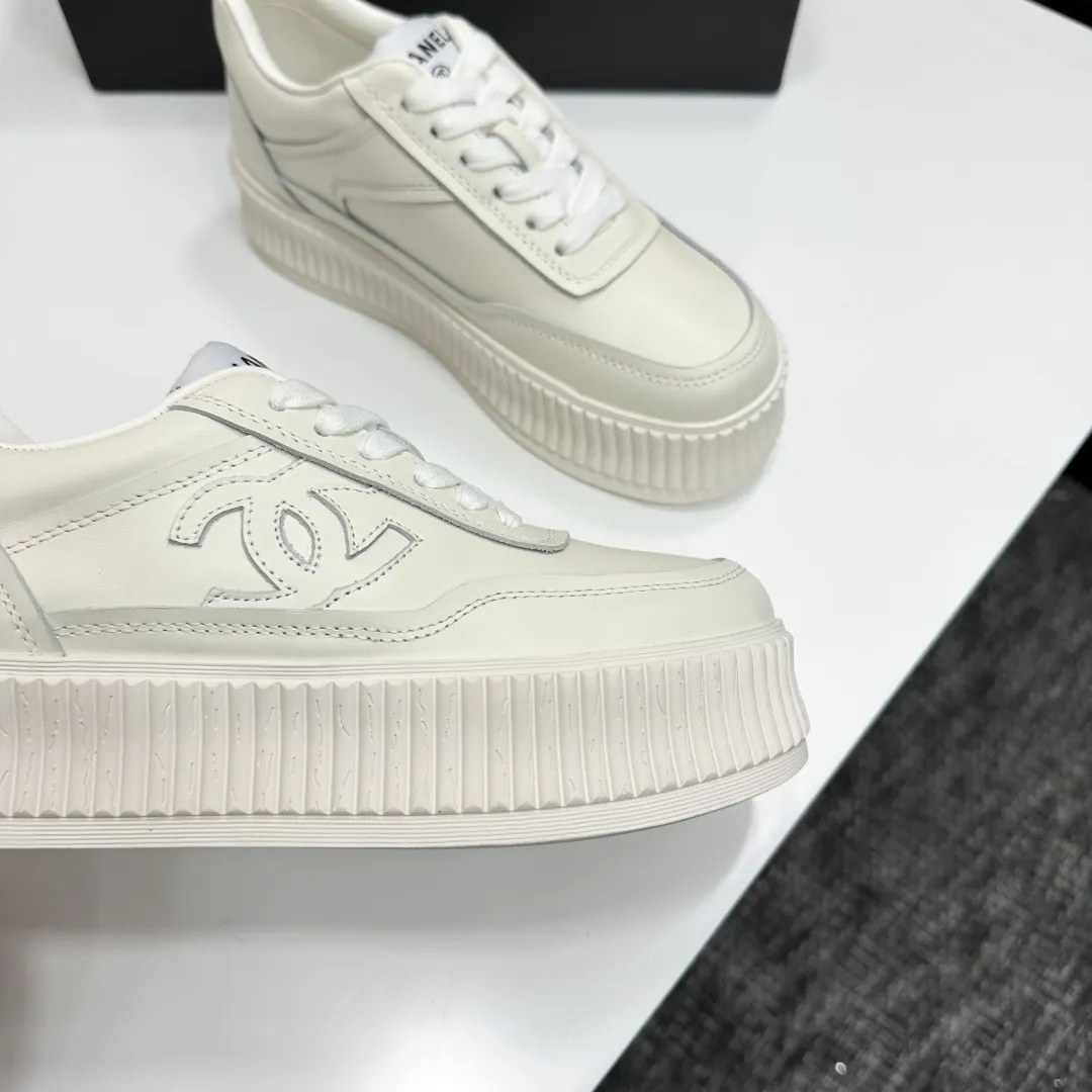 👟👟Ex-factory price 560👟👟Chanel Panda Shoes! 2025 counter's top casual sports shoes. This classic design; the upper is electro-embroidered with a variety of techniques; the outsole is fashionable and sporty; the unusual inclusion of a variety of color matching elements... The diversified mix and match is very good-looking and versatile, and can be used for leisure, fashion, sports, and outdoor... ꫛꫀꪝ Go➫ Materials: ❶Upper made of: original imported first-layer silk cowhide + original waterproof cloth + original first-layer cowhide ❷Inner lining: Breathable mesh ❸ Outsole based on: original TPU combination outsole, full set of boutique packaging for women 35–41